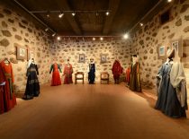 Exposition of medieval men's and women's clothing in the museum.