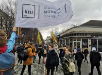 The march on Laisvės Alley, one of the participants of the march, carries the flag of the Student Scientific Society.