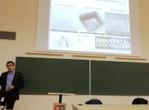The teacher gives a lecture and shows the lecture material through the projector.
